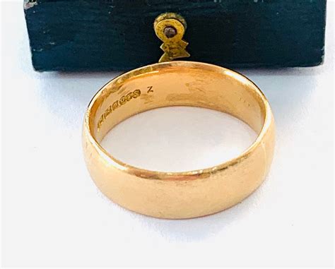 Superb heavy vintage 22ct gold wedding ring - Birmingham 1959 - size Q / 8