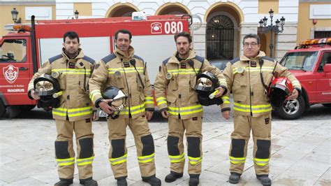 El cuerpo de Bomberos de Badajoz estrena nuevo uniforme más resistente, ligero y avanzado