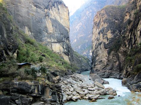 Hiking Tiger Leaping Gorge in Yunnan, China-One of the World's best hike