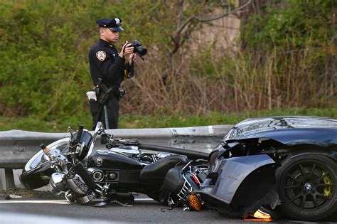 Off-duty NYPD cop dies after motorcycle crashes in Queens