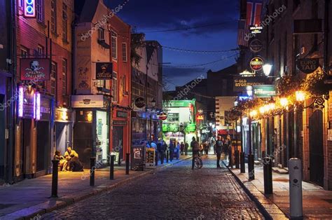 Temple Bar in Dublin at night – Stock Editorial Photo © MadrugadaVerde #54189071