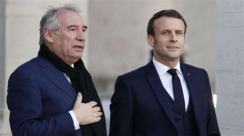 Emmanuel Macron charge officiellement François Bayrou de réfléchir à la ...