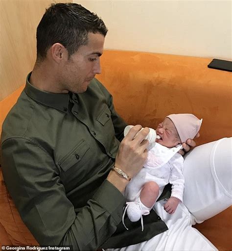 Georgina Rodríguez shares photo of Cristiano Ronaldo with daughter ...