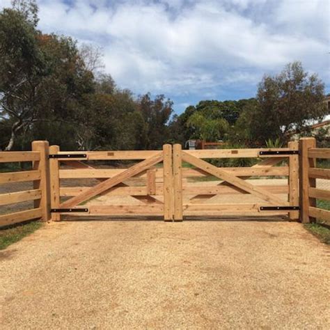 Awesome Wood Fence Designs And Ideas [Images] | Farm gates entrance, Wooden gates driveway, Farm ...