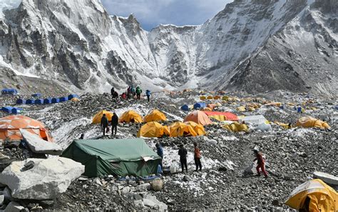 As Everest Melts, Bodies Are Emerging From the Ice - The New York Times