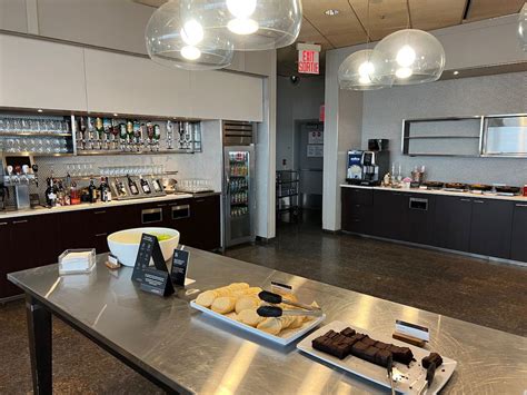 Review: Air Canada Maple Leaf Lounge Toronto Transborder (YYZ) - One ...