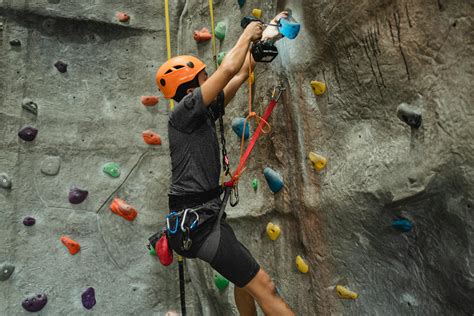 Escalador Fuerte Preparando Muro De Escalada Con Destornillador En El Gimnasio · Fotos de stock ...