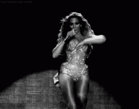 Beyonce Cheguei Desfilando Glamour GIF - Beyonce ImHere Modeling ...