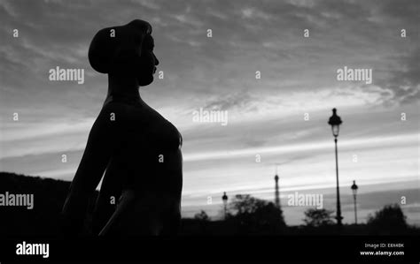 Paris by night silhouette Banque d'images noir et blanc - Alamy