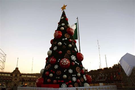 Arbol de Navidad y pista de hielo en el Zócalo 2013 ~ Caminando por la Ciudad