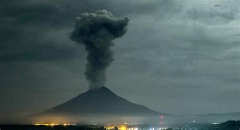 Thousands evacuated from Vanuatu island as volcano erupts