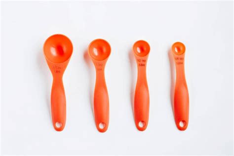 Plastic measuring cups and spoons on white background. - Bilder und Fotos (Creative Commons 2.0)