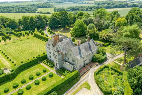 A gorgeous Berkshire house/castle-hybrid that inspired Thomas Hardy to write 'Jude The Obscure ...