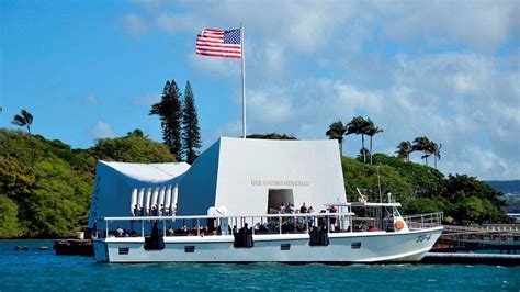 USS Arizona Memorial, A Museum To Commemorate The Battle of Pearl Harbor - Traveldigg.com