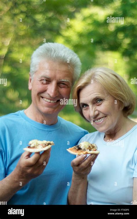 people eating pizza Stock Photo - Alamy