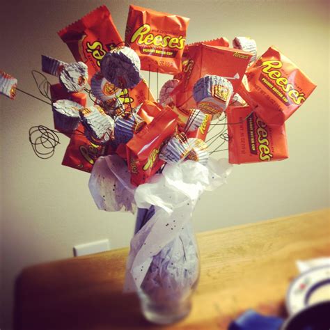 Reese's cup bouquet I made (: | Holiday crafts gifts, Valentine bouquet ...