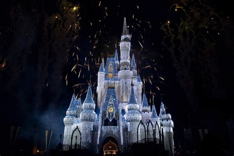 200,000 Lights Transform Cinderella Castle at Walt Disney World ...