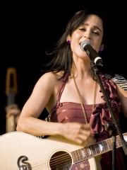 Julieta Venegas Biography | Pantheon