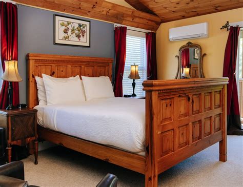 Top Places To Stay in North Georgia | The Vineyard Room