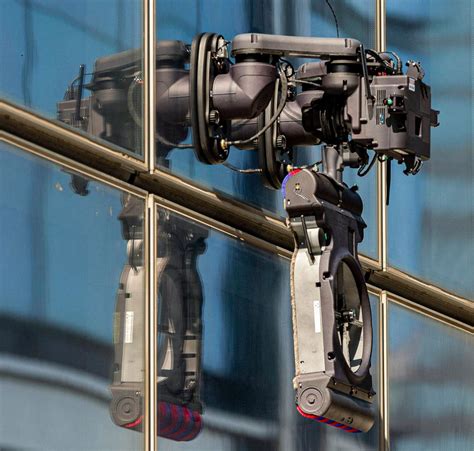 Robots to Clean Skyscrapers-News-EnglishChannel