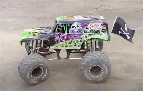 Primal RC Monster Jam Grave Digger Truck In Action [VIDEO] - RC Car Action