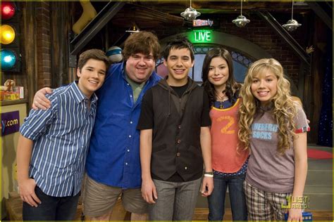 Wiki News/'iCarly: The Movie' has a slumper party with $4 million in midnight showings ...