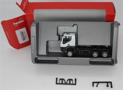 Iveco Trakker Semi Truck | RailRoad Modeling