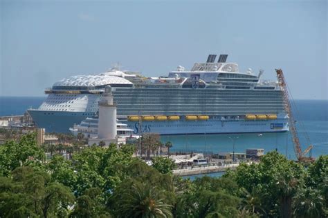 Wonder of the Seas - description, photos, position, cruise deals