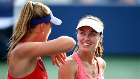 Hingis goes 0-2 in return to Grand Slam tennis