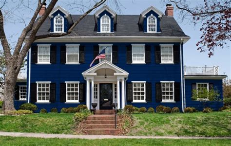 26 House Exterior Colors Compared (What's Best? You Decide)