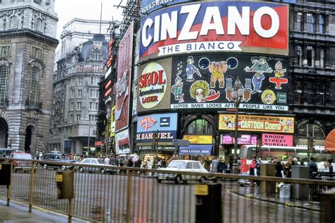 Piccadilly Circus, London - 1972 – Flashbak Shop