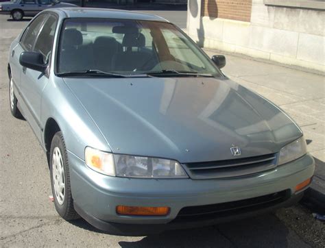 File:1994-1995 Honda Accord Sedan.JPG - Wikimedia Commons