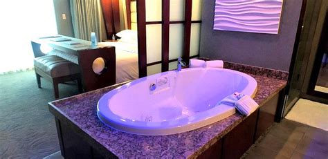 green bay hotels with jacuzzi in room - Temple Blalock