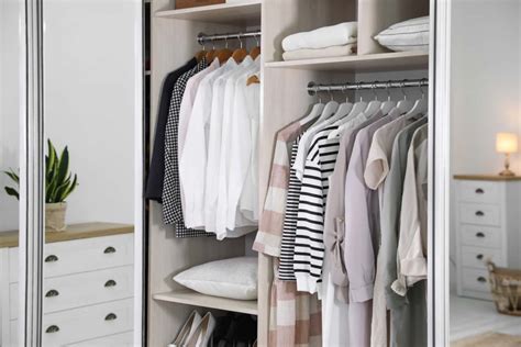 Como organizar guarda-roupa em 7 passos simples