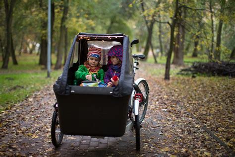 Dutch Quirk #114: Throw their kids in giant cargo bike – DutchReview