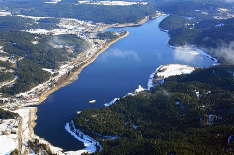 Luftaufnahme Schluchsee - Schluchsee im winterlichen Schwarzwald in Baden-Württemberg