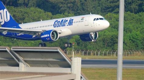 Airbus A320 landing 7010093 Stock Video at Vecteezy