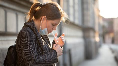 Smoking surge in young during Covid lockdown - BBC News