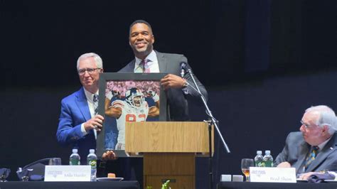 Michael Strahan inducted into Texas Sports Hall of Fame - ABC News