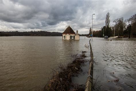 Egham Flooding 2014 | Windsor Road at the Runnymede roundabo… | Andy Wright | Flickr