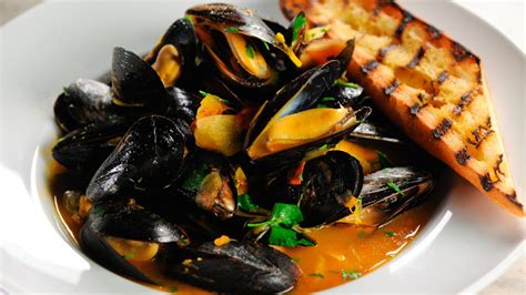 Spicy Thai Steamed Mussels - The Village Grocer