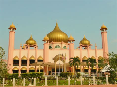 "Kuching City Mosque (Masjid Lama)" Эта старая мечеть является визитной карточкой Кучинга, без ...