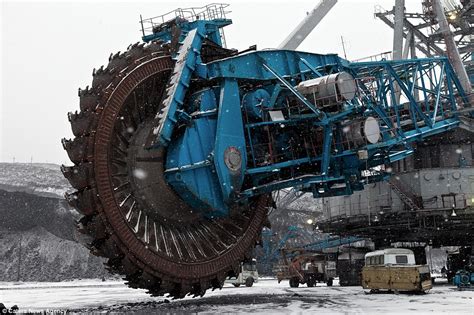 45,000-ton coal mining machine has blade the size of a four-storey ...