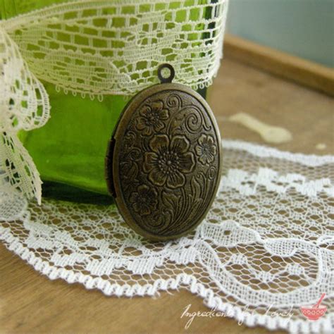 1-oval Locket Antique Bronze or Silver Picture Locket Victorian Engraved Flower vintage Style ...