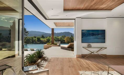 Apple CEO upgrades from cosy pod to expansive S$12.3 million pad - 99.co