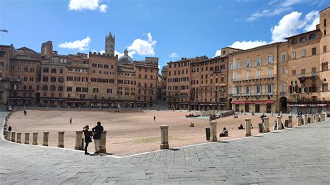 Explore the medieval city centre of Siena - live online tour from Siena