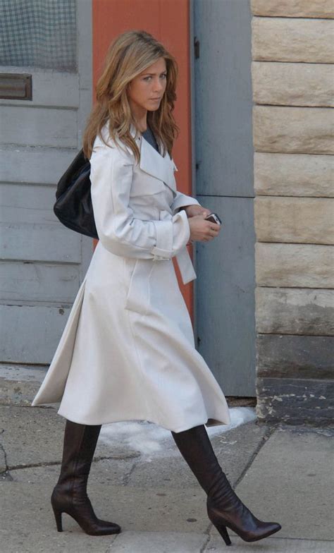 Jennifer Aniston🌷Cream trench with brown boots. | Jennifer anniston style, Jennifer aniston ...