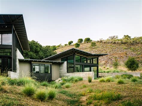 Butterfly roofs top rural house in Carmel by Feldman Architecture ...