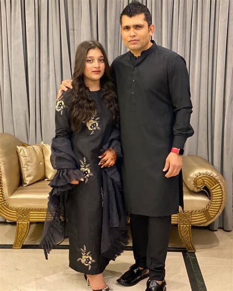 Beautiful Family Pictures of Kamran Akmal With His Wife And Kids - Showbiz Pakistan