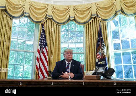 Donald Trump At His Desk In Oval Office High Resolution Stock Photography and Images - Alamy